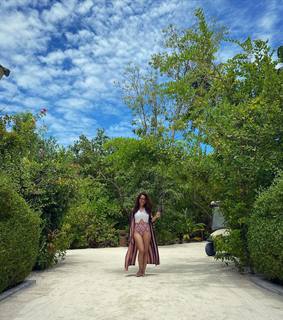 Surbhi Jyoti feet photo thumbnail