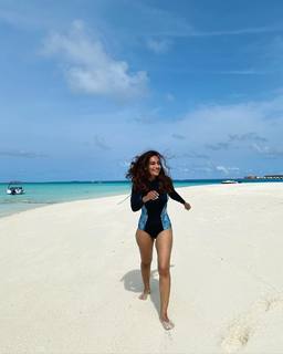 Surbhi Jyoti feet photo thumbnail