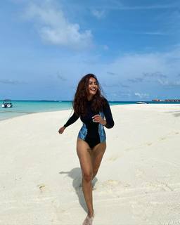 Surbhi Jyoti feet photo thumbnail