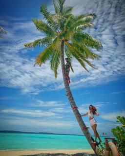 Surbhi Jyoti feet photo thumbnail