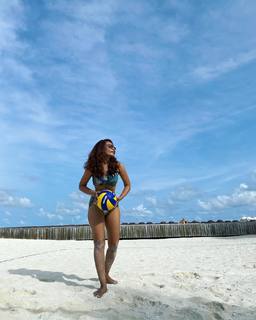 Surbhi Jyoti feet photo thumbnail