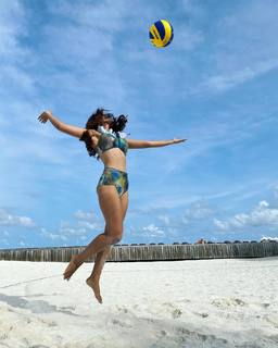 Surbhi Jyoti feet photo thumbnail