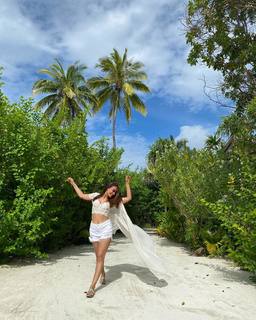 Surbhi Jyoti feet photo thumbnail