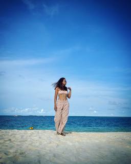 Surbhi Jyoti feet photo thumbnail