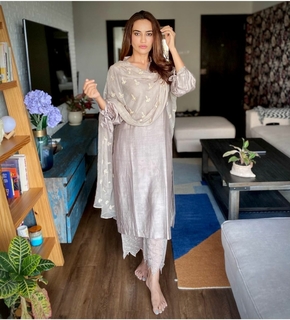 Surbhi Jyoti feet photo thumbnail