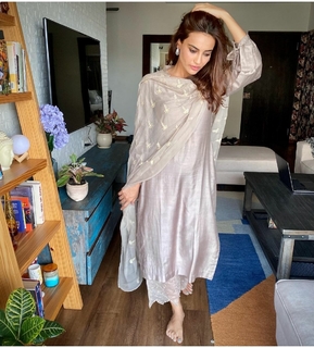 Surbhi Jyoti feet photo thumbnail