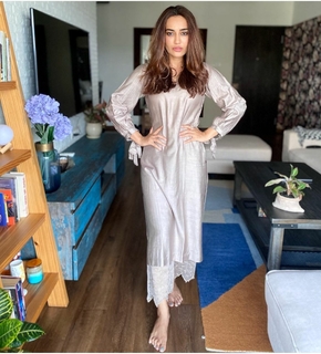 Surbhi Jyoti feet photo thumbnail