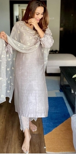 Surbhi Jyoti feet photo thumbnail