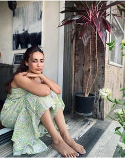 Surbhi Jyoti feet photo thumbnail