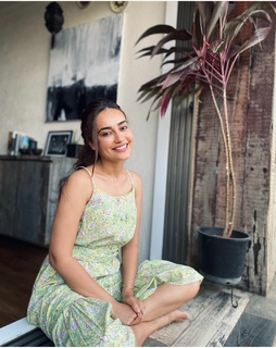 Surbhi Jyoti feet photo thumbnail