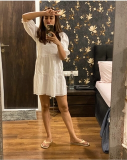 Surbhi Jyoti feet photo thumbnail