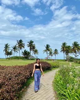 Surbhi Jyoti feet photo thumbnail