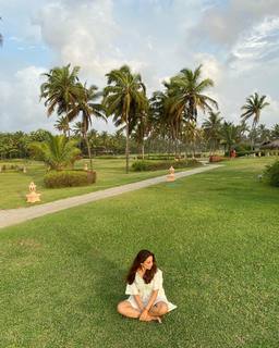 Surbhi Jyoti feet photo thumbnail