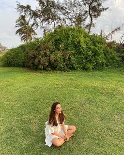 Surbhi Jyoti feet photo thumbnail