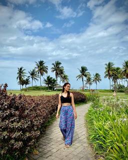 Surbhi Jyoti feet photo thumbnail