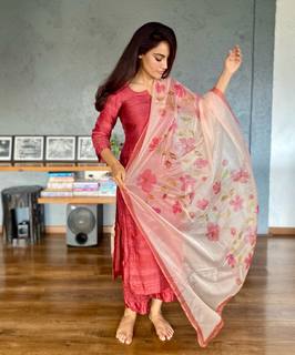 Surbhi Jyoti feet photo thumbnail