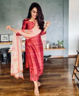 Surbhi Jyoti feet photo thumbnail