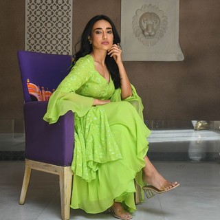 Surbhi Jyoti feet photo thumbnail