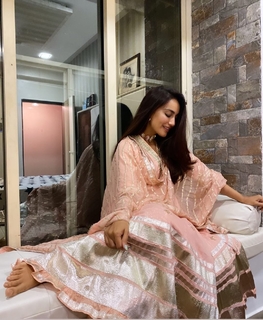 Surbhi Jyoti feet photo thumbnail