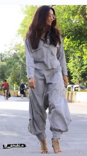 Surbhi Jyoti feet photo thumbnail