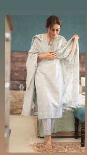 Surbhi Jyoti feet photo thumbnail