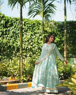 Surbhi Jyoti feet photo thumbnail