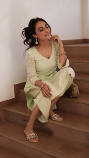 Surbhi Jyoti feet photo thumbnail