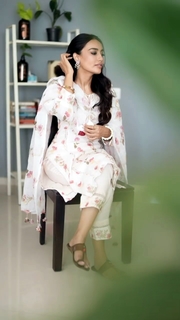 Surbhi Jyoti feet photo thumbnail