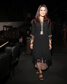 Surbhi Jyoti feet photo thumbnail