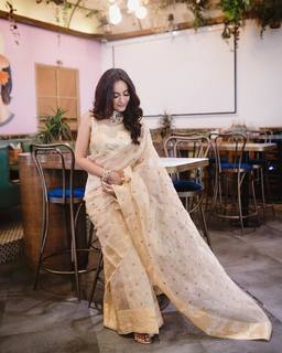 Surbhi Jyoti feet photo thumbnail