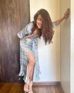 Surbhi Jyoti feet photo thumbnail