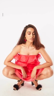 Surbhi Jyoti feet photo thumbnail