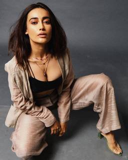 Surbhi Jyoti feet photo thumbnail