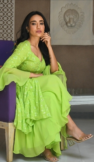 Surbhi Jyoti feet photo thumbnail