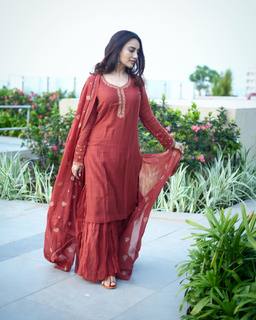 Surbhi Jyoti feet photo thumbnail