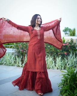 Surbhi Jyoti feet photo thumbnail