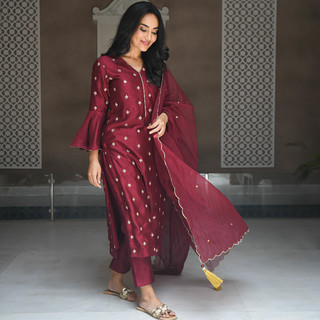 Surbhi Jyoti feet photo thumbnail