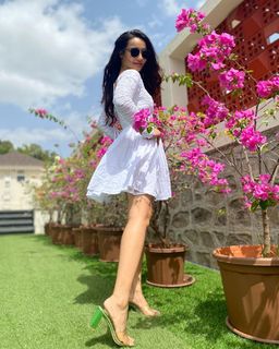 Surbhi Jyoti feet photo thumbnail