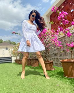 Surbhi Jyoti feet photo thumbnail