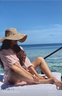 Surbhi Jyoti feet photo thumbnail