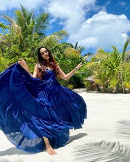 Surbhi Jyoti feet photo thumbnail