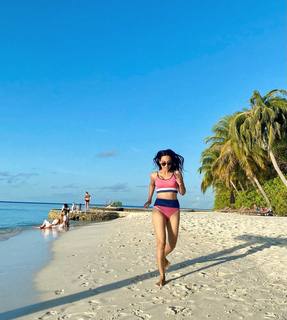 Surbhi Jyoti feet photo thumbnail