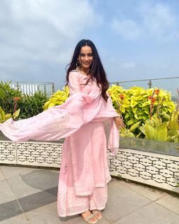 Surbhi Jyoti feet photo thumbnail