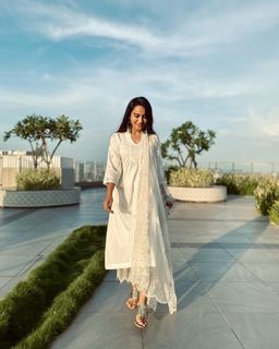 Surbhi Jyoti feet photo thumbnail