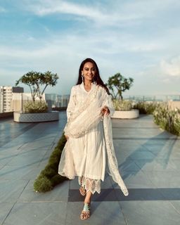 Surbhi Jyoti feet photo thumbnail