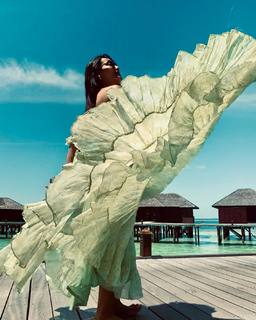 Surbhi Jyoti feet photo thumbnail