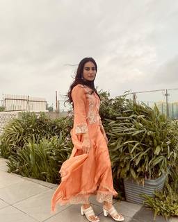 Surbhi Jyoti feet photo thumbnail