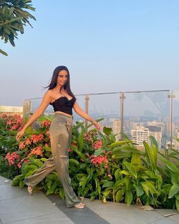 Surbhi Jyoti feet photo thumbnail