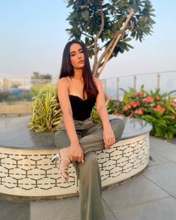 Surbhi Jyoti feet photo thumbnail