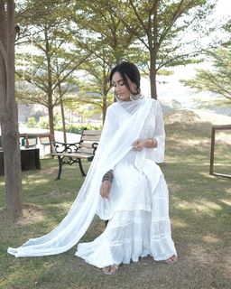 Surbhi Jyoti feet photo thumbnail